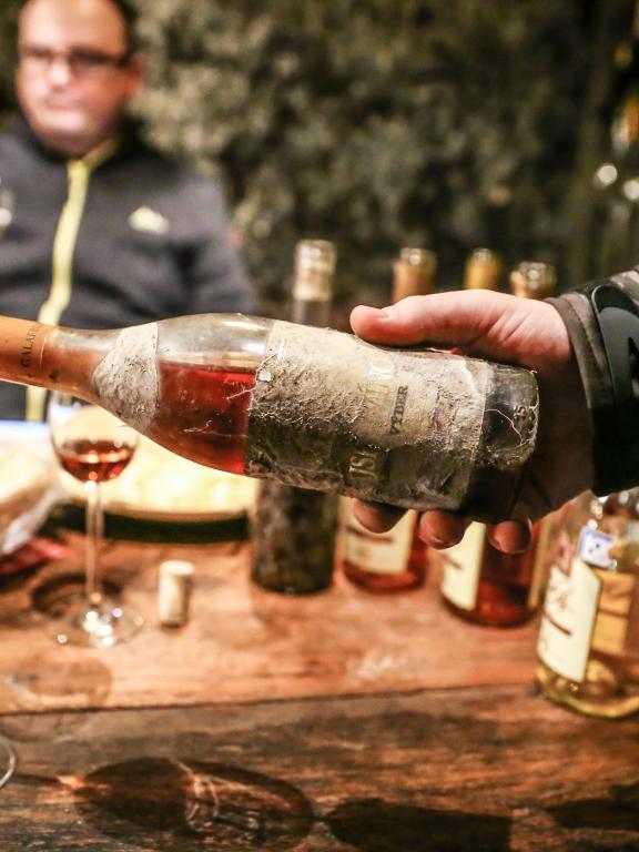 Tokaj &amp; Co - nalievanie vína do pohárov