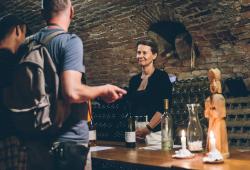 Pezinské vínne pivnice - nalievanie vína